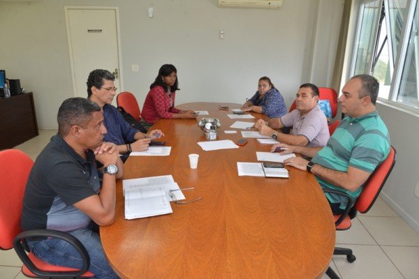 Representantes dos trabalhadores das particulares se reúnem em Brasília